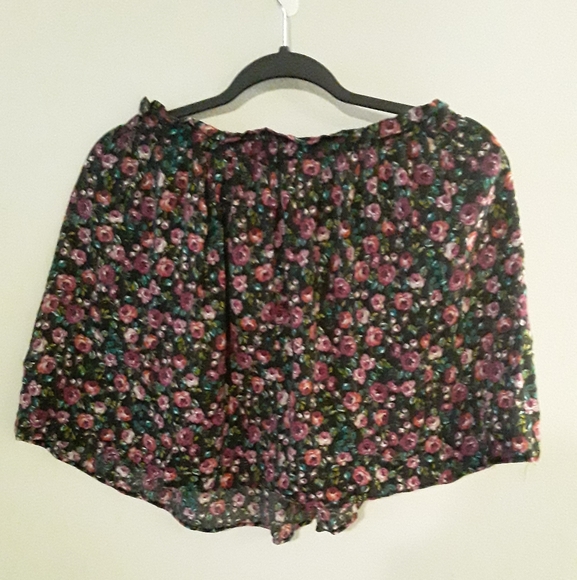 MNG Collection Light Mini Skirt With Pockets - Picture 4 of 7